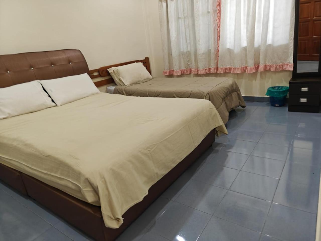 Carols Guesthouse Near Jonker And Satay Celup 말라카 외부 사진